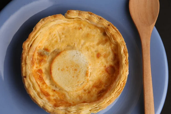 Uma Deliciosa Torta Queijo Caseiro Quiche Com Uma Colher Madeira — Fotografia de Stock