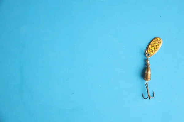 Uma Isca Pesca Isolada Fundo Azul — Fotografia de Stock