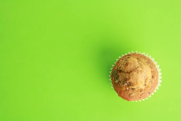 Une Vue Dessus Délicieux Muffin Isolé Sur Fond Vert — Photo