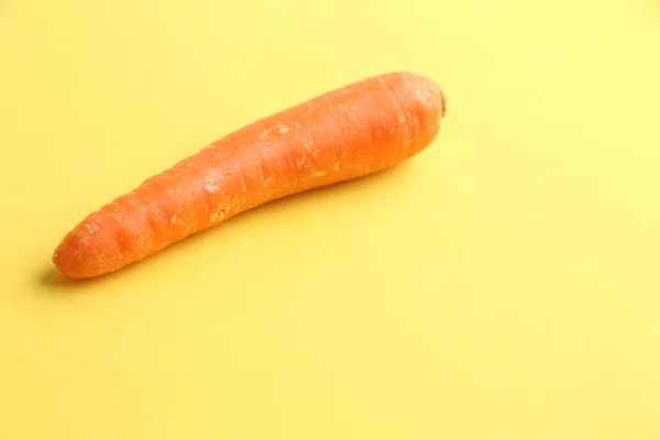 Eine Nahaufnahme Einer Frischen Möhre Isoliert Auf Gelbem Hintergrund — Stockfoto