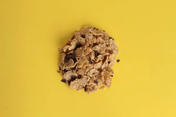 Крупним Планом Знімок Зернових Шоколадними Чіпсами Жовтій Поверхні — стокове фото