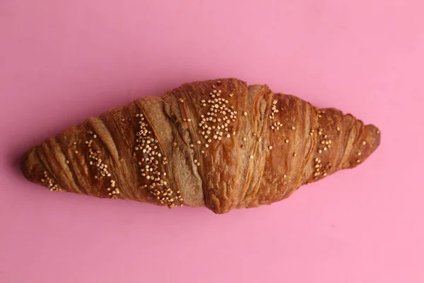 Uma Vista Superior Único Croissant Delicioso Fundo Rosa — Fotografia de Stock