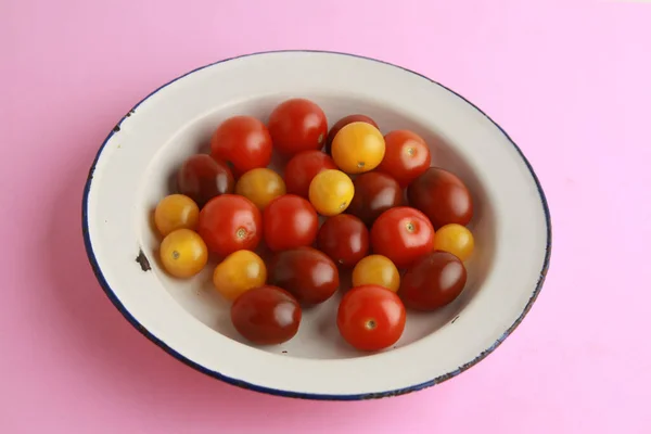 Plan Rapproché Trois Types Tomates Cerises Sur Une Surface Rose — Photo
