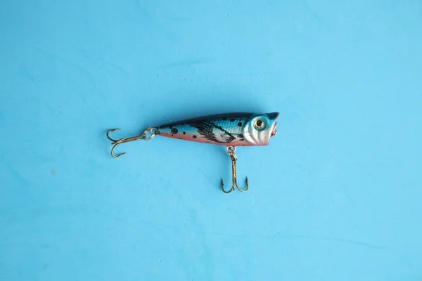 Mavi Arka Planda Bir Balık Yemi — Stok fotoğraf