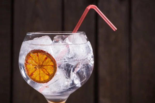 Primo Piano Gin Tonic Ghiacciato Sfondo Sfocato — Foto Stock