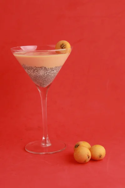 Eine Vertikale Aufnahme Eines Glases Fruchtiges Dessert Isoliert Auf Einer — Stockfoto