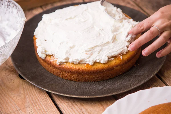 Een Hoge Hoek Shot Van Een Persoon Slagroom Een Koek — Stockfoto