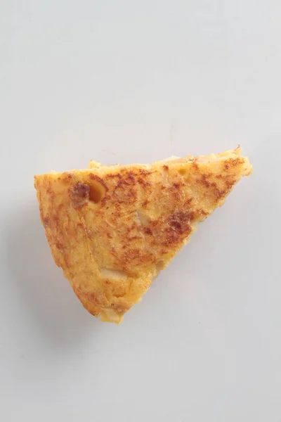 Uma Vista Superior Pedaço Omelete Batata Uma Superfície Cinza — Fotografia de Stock