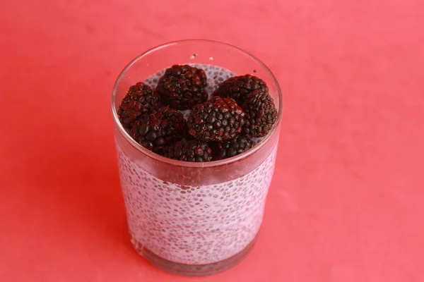 Primo Piano Bicchiere Pudding Chia Con Sapore Mora Fondo Rosso — Foto Stock