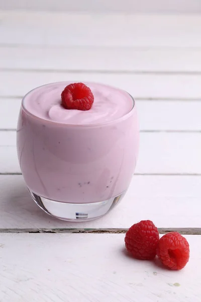 Gros Plan Verre Yaourt Sucré Avec Une Framboise Fraîche Sur — Photo