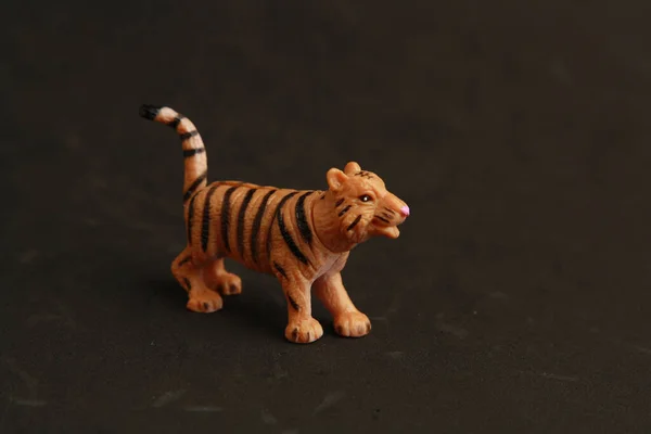 老虎橡胶玩具的特写镜头 背景是黑色的 — 图库照片