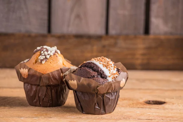 Primo Piano Muffin Cioccolato Tavolo Legno Con Uno Sfondo Sfocato — Foto Stock