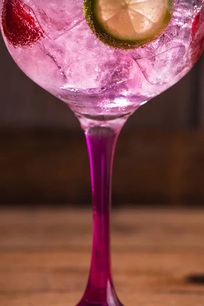 Ein Vertikaler Schuss Von Einem Glas Rosa Tonic Und Gin — Stockfoto