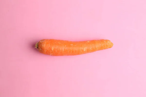 用粉色背景隔离的新鲜胡萝卜的特写镜头 — 图库照片