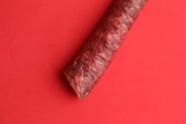 Salchicha Chorizo Sobre Una Superficie Roja — Foto de Stock