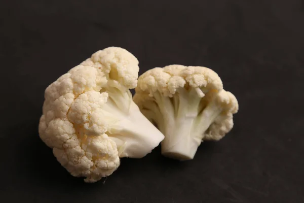 Penutup Dari Cauliflower Yang Sehat Pada Latar Belakang Hitam — Stok Foto