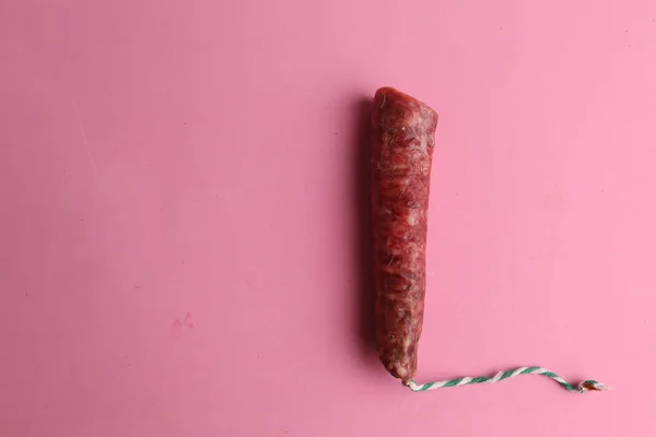 Zbliżenie Ujęcie Chorizo Kiełbasa Różowym Tle — Zdjęcie stockowe