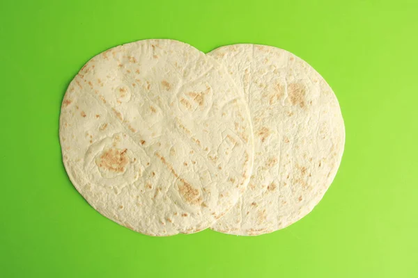 Tortilla Kenyér Zöld Felületen — Stock Fotó