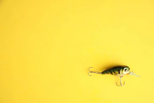 Sarı Arka Planda Izole Edilmiş Balık Şeklinde Bir Balık Yemi — Stok fotoğraf