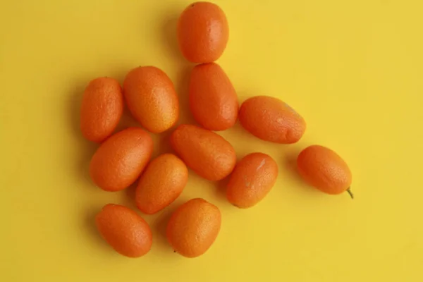 Tiro Close Pequenas Frutas Kumquat Fundo Amarelo — Fotografia de Stock