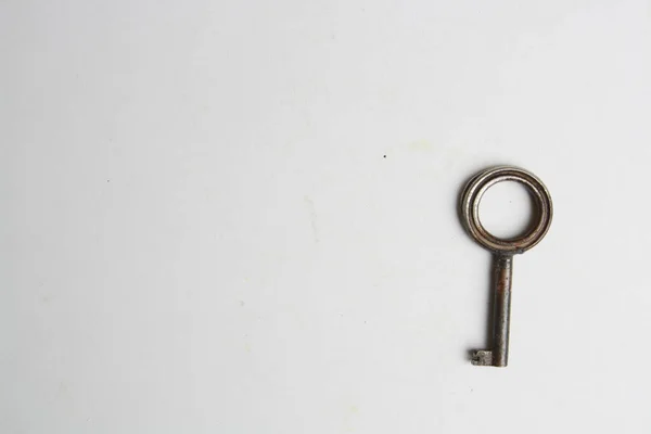 Une Vieille Clé Rouillée Isolée Sur Fond Blanc — Photo