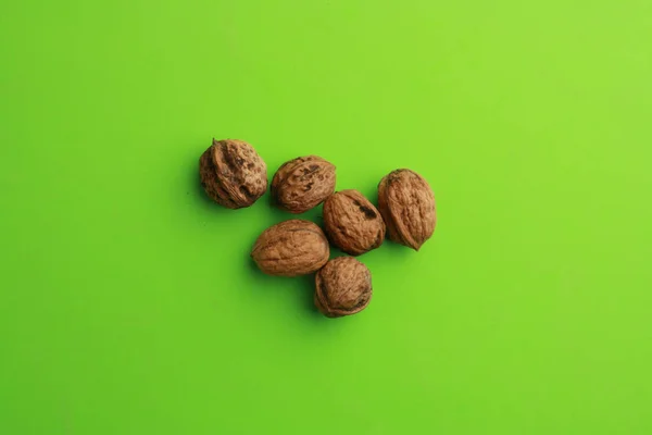 High Angle Closeup Shot Walnuts Green Background — Stock Photo, Image