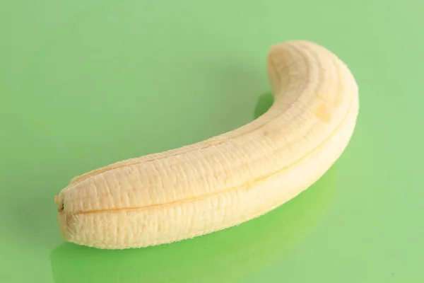 Zbliżenie Ujęcie Banana Zielonej Powierzchni — Zdjęcie stockowe