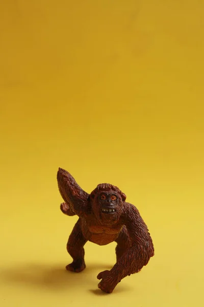 Маленька Орангутангова Іграшка Жовтому Тлі — стокове фото
