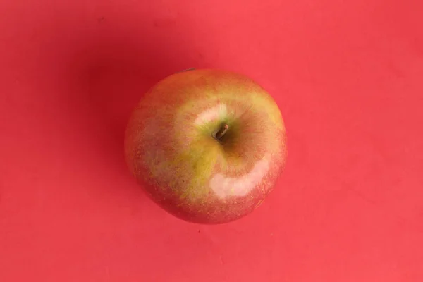 Eine Draufsicht Auf Einen Ganzen Apfel Unter Den Lichtern Auf — Stockfoto