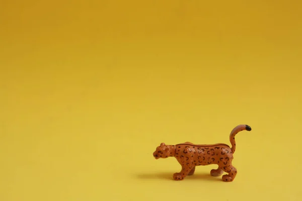 Pequeño Juguete Leopardo Sobre Fondo Amarillo —  Fotos de Stock