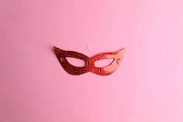 Una Máscara Fiesta Roja Aislada Sobre Fondo Rosa —  Fotos de Stock