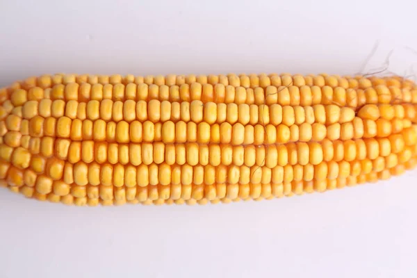 Zbliżenie Ujęcia Kukurydzy Odizolowanej Białym Tle — Zdjęcie stockowe