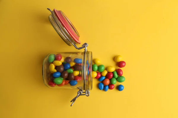 Les Boules Chocolat Colorées Dans Petit Bocal Verre Sur Fond — Photo