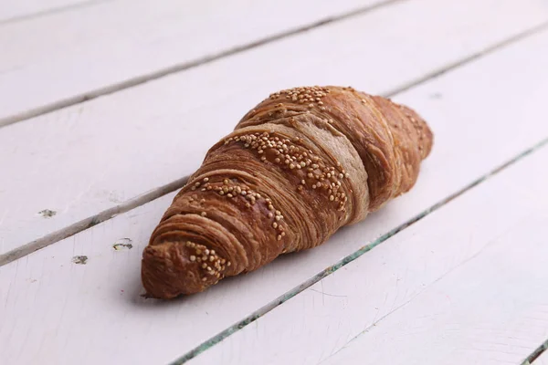 Tiro Close Croissant Fresco Uma Superfície Madeira Branca — Fotografia de Stock