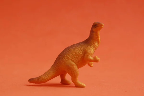 Close Dinossauro Brinquedo Plástico Fundo Laranja — Fotografia de Stock