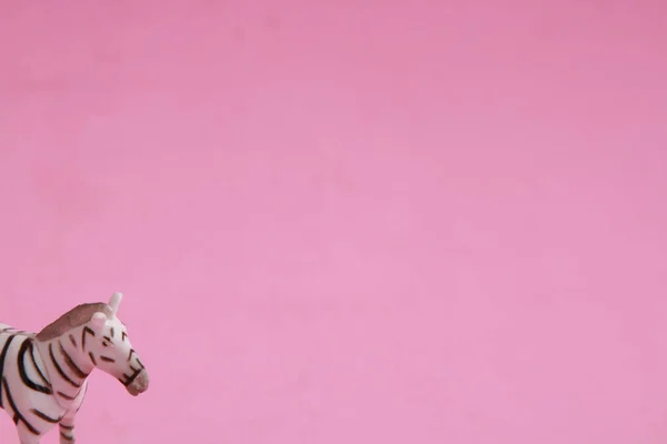 Маленька Пластикова Іграшка Зебри Рожевому Фоні — стокове фото