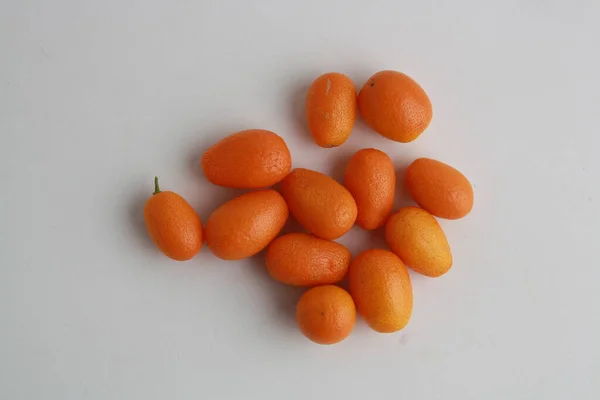 Eine Hochwinkelaufnahme Von Ein Paar Kumquats Isoliert Auf Einer Weißen — Stockfoto