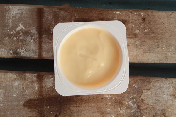 一张木制桌子上的香蕉酸奶的头像 — 图库照片