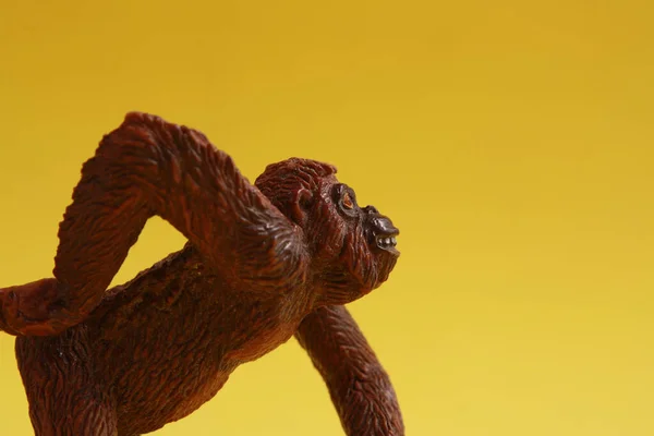 Pequeno Brinquedo Plástico Macaco Fundo Amarelo — Fotografia de Stock