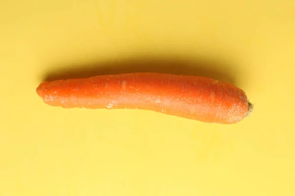 Високий Кут Зверху Крупним Планом Знімок Моркви Жовтому Столі — стокове фото
