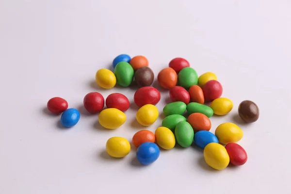 Egy Közelkép Többszínű Gomb Alakú Csokoládé Fehér Alapon — Stock Fotó