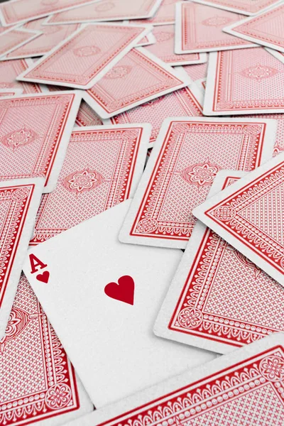Ein Vertikaler Schuss Der Herz Karte Umgeben Von Roten Spielkarten — Stockfoto