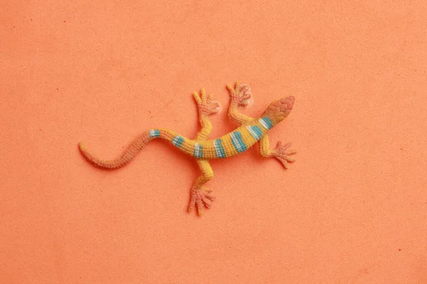 Gros Plan Jouet Caoutchouc Forme Lézard Isolé Sur Fond Orange — Photo