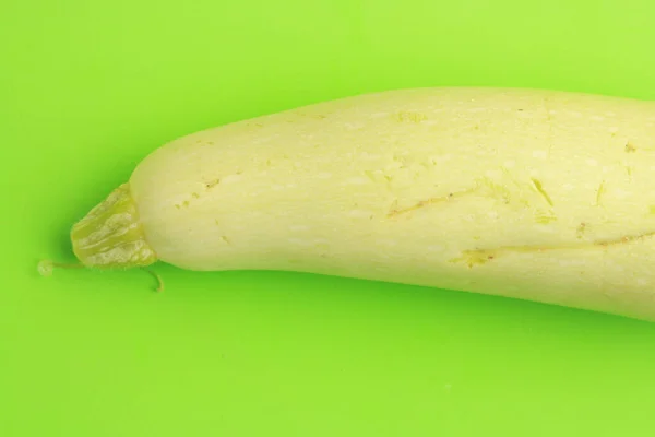 Eine Nahaufnahme Von Zucchini Isoliert Auf Grünem Hintergrund — Stockfoto