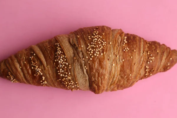 Uma Vista Superior Delicioso Croissant Fundo Rosa — Fotografia de Stock