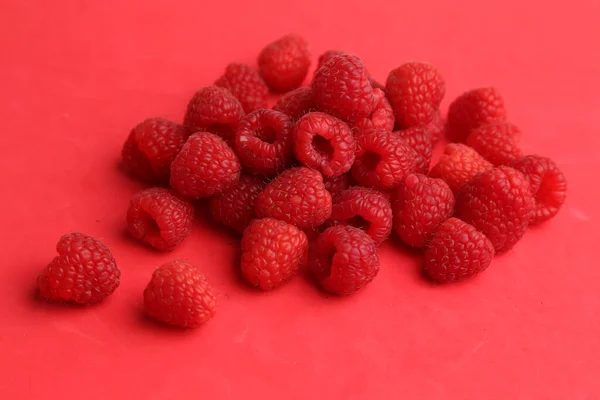 Eine Nahaufnahme Von Himbeeren Auf Rosa Hintergrund — Stockfoto