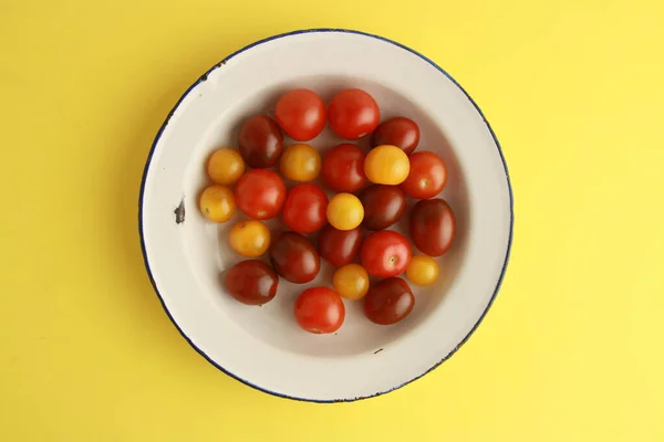 Uma Vista Superior Pequenos Tomates Tigela Fundo Amarelo — Fotografia de Stock