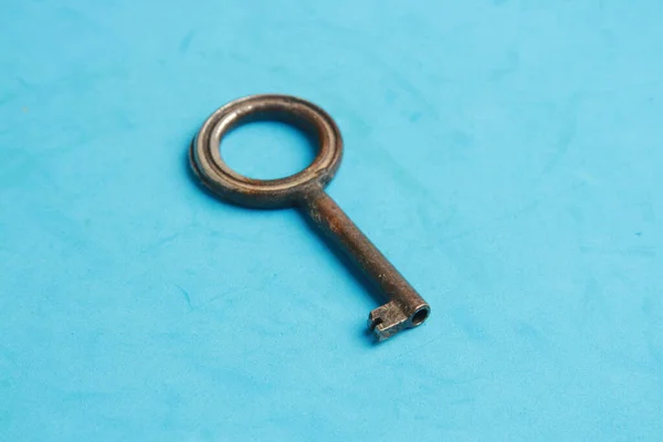 Μια Κορυφαία Άποψη Ενός Παλιού Σκουριασμένου Κλειδιού Που Απομονώνεται Μπλε — Φωτογραφία Αρχείου