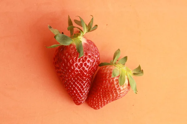 Primer Plano Fresas Maduras Sobre Una Superficie Naranja —  Fotos de Stock