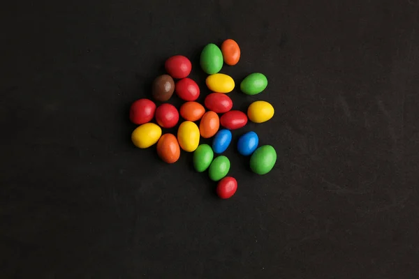 Gros Plan Bonbons Chocolat Enduits Colorés Isolés Sur Fond Noir — Photo